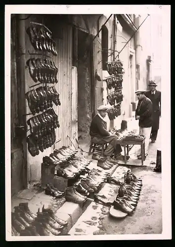 Fotografie Keystone, Ansicht Marseille, Schuhmacher mit Werkzeug & Geschäftsauslage