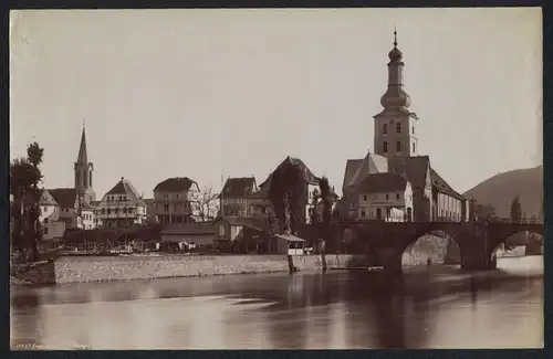 Fotografie unbekannter Fotograf, Ansicht Bad Kreuznach, Stadtansicht mit Schwanen-Apotheke & Kirche