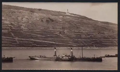 Fotografie unbekannter Fotograf, Ansicht Rüdesheim, Schlepper Tauerei Coeln vor dem Niederwalddenkmal auf dem Rhein