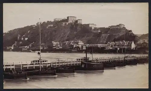 Fotografie unbekannter Fotograf, Ansicht Ehrenbreitstein, Pontonbrücke mit Blick zur Festung