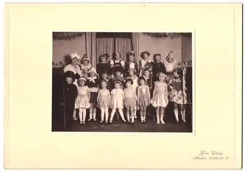 Fotografie Fritz Witzig, München, Liebherrstr. 10, Fasching / Karneval, Schulkinder & Lehrerin im Faschingskostüm