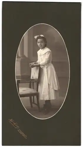 Fotografie Hermann Kniep, Strassburg / Elsass, Passage Tensfeldt, Portrait Mädchen mit Haarschleife im weissen Kleid