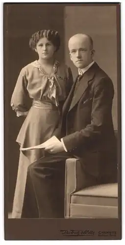 Fotografie Dietrich & Witte, Chemnitz, Rathausstrasse 6, Portrait Bursche mit wasserkopf nebst hübscher junger Frau