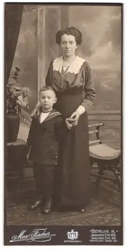 Fotografie Max Fischer, Berlin, Invalidenstr. 164, Mutter mit Sohn vor Studiokulisse