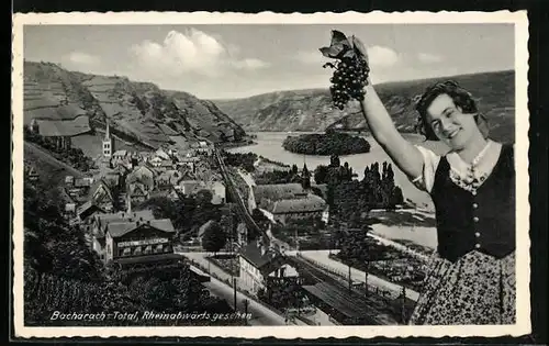 AK Bacharach, Totalansicht rheinabwärts gesehen, Frau mit Weintrauben