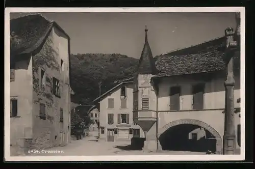 AK Cressier, Ortspartie mit Durchgang und Erker