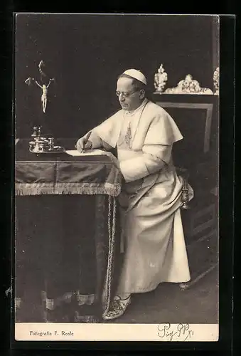 AK Papst Pius XI. im Ornat am Tisch sitzend