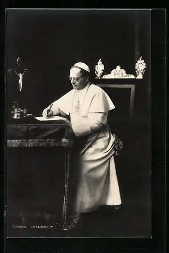 AK Papst Pius XI. schreibt ein Schriftstück