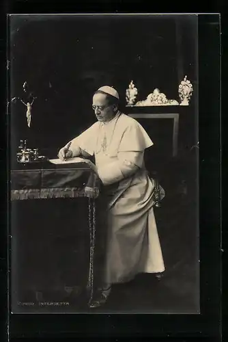 AK Papst Pius XI. unterzeichnet Schriftstück