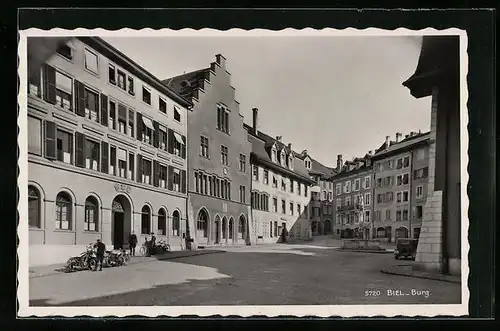 AK Biel-Burg, Strassenpartie mit Brunnen, Motorräder