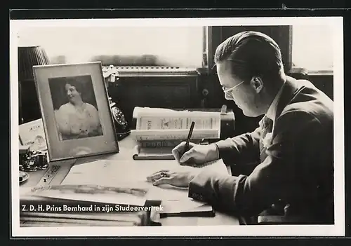AK Z. D. H. Prins Bernhard von den Niederlanden in zijn Studeervertrek