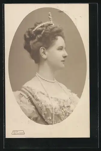 AK Königin Wilhelmina von den Niederlanden, Halbportrait mit Diadem und Perlenkette