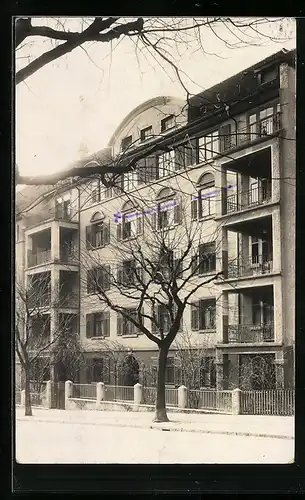 Foto-AK Zürich, Strassenpartie mit Wohnhaus