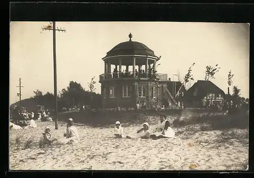 Foto-AK Scharbeutz, Am Strand vor dem Seetempel