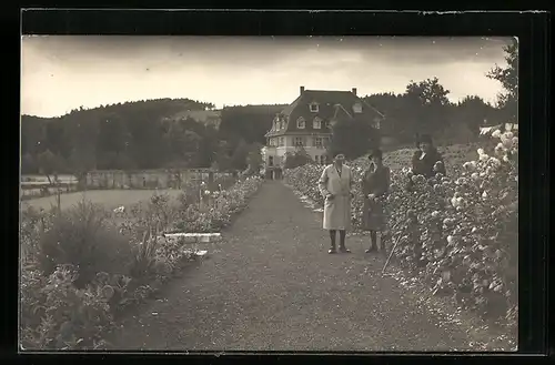 Foto-AK Bad Colberg, Drei Damen beim Spaziergang im Jahre 1931