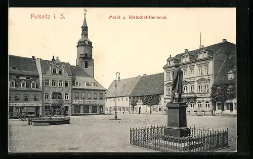 AK Pulsnitz i. S., Markt mit Geschäften und Rietschel-Denkmal