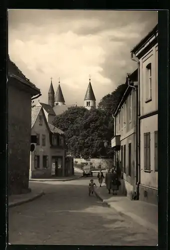 AK Gernrode, Strassenpartie mit Passanten