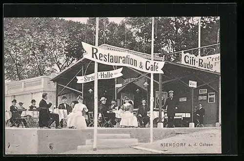 AK Niendorf /Ostsee, Gasthaus und Cafe Strand-Halle mit Gästen