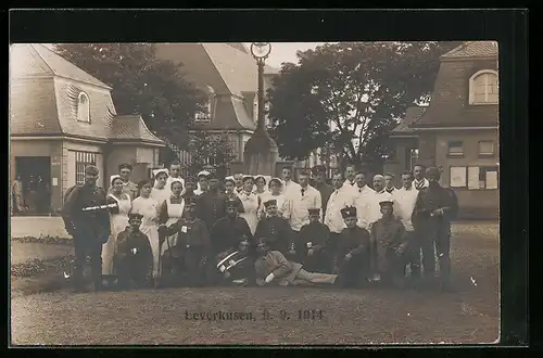 AK Leverkusen, Reserve-Lazarett Bayer-Werle, Patienten, Ärzte und Schwestern vor Gebäuden