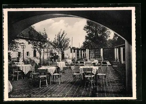 AK Obermenzing bei München, Gaststätte Weichand-Hof, Terrasse mit Kellnerinnen