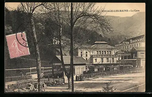 AK Uriage-les-Bains, La Gare, Bahnhof mit Strassenbahn