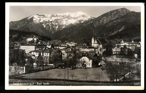 AK Bad Ischl, Ortsansicht mit Kirche und schneebedecktem Berg