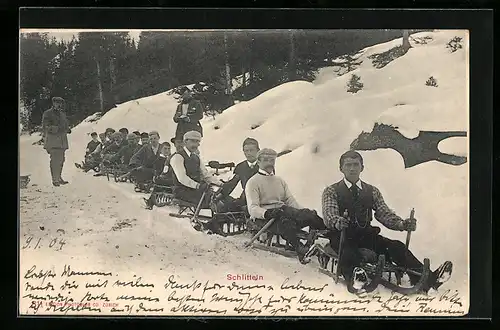 AK Gruppe von Männern auf Schlitten im Schnee