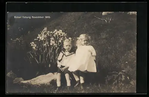 Foto-AK Bazar Coburg, Kinderpaar auf einer Wiese, 1910