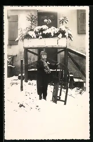 AK Kind mit Schlitten im Schnee