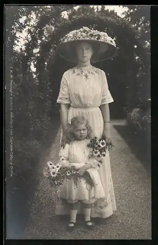 AK J. K. H. Herzogin Victoria Adelheid von Sachsen-Coburg-Gotha im Garten mit ihrer Tochter