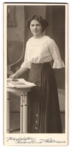 Fotografie Samson & Co. G. m. b. H., Halle a. S., Poststr. 9-10, Junge Dame in Bluse und Rock