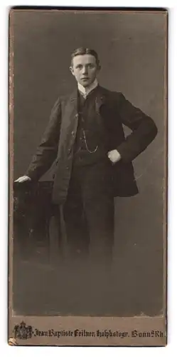 Fotografie Jean Baptiste Feilner, Bonn a. Rh., Junger Herr im Anzug mit Krawatte