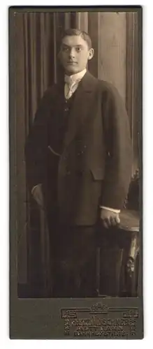 Fotografie Fritz Muschner, Mettmann, Bahnhofstr. 18, Junger Herr im Anzug mit Krawatte
