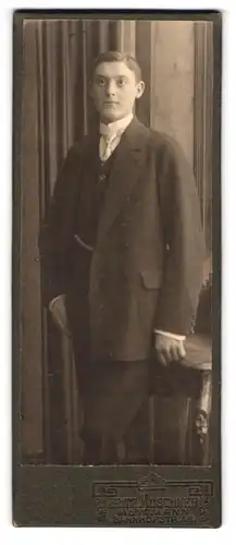 Fotografie Fritz Muschner, Mettmann, Bahnhofstr. 18, Junger Herr im Anzug mit Krawatte