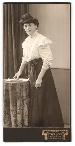 Fotografie Atelier Strauss, Leipzig-Weisser Hirsch, Windmühlenstr. 8-12, Junge Dame in Bluse und Rock