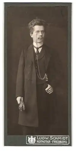 Fotografie Ludwig Schmidt, Friedberg i. Hessen, Augustinergasse 4, Elegant gekleideter Herr mit Zwicker