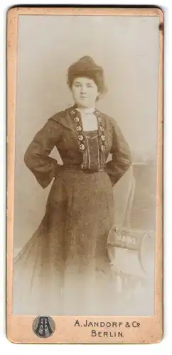 Fotografie A. Jandorf & Co., Berlin, Spittelmarkt 16-17, Junge Dame im modischen Kleid