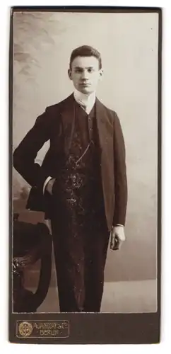 Fotografie A. Jandorf & Co., Berlin, Junger Herr im Anzug mit Krawatte