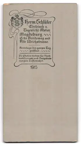 Fotografie Hermann Schlüter, Magdeburg, Ecke Breitweg und Alte Ulrichstrasse, Bürgerliche Dame mit Zeitung