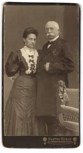 Fotografie Gustav Rasch, Schleswig, Bismarckstr. 11, Älteres Ehepaar in eleganter Kleidung