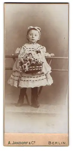 Fotografie A. Jandorf & Co., Berlin, Kleines Mädchen im Kleid mit Blumenkorb