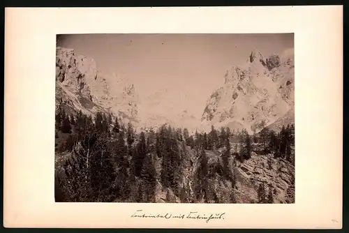 Fotografie Wilhelm Müller, Bozen, Ansicht Canazei, Contrin Hütte, Berghütte vor Gebirgsmassiv
