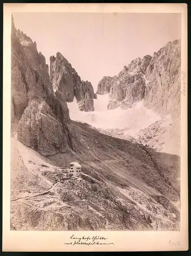 Fotografie unbekannter Fotograf, Ansicht St. Christina in Gröden, Langkofelhütte, Berghütte mit Bergmassiv