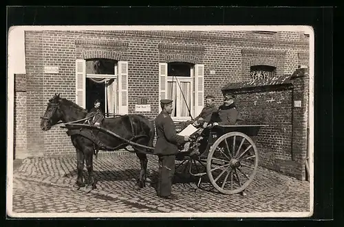 Foto-AK Soldaten in einer Pferdekutsche