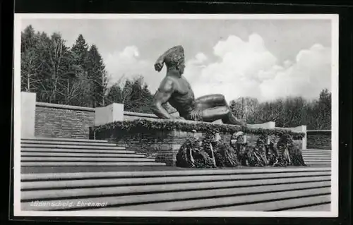 AK Lüdenscheid, Ehrenmal mit Kränzen