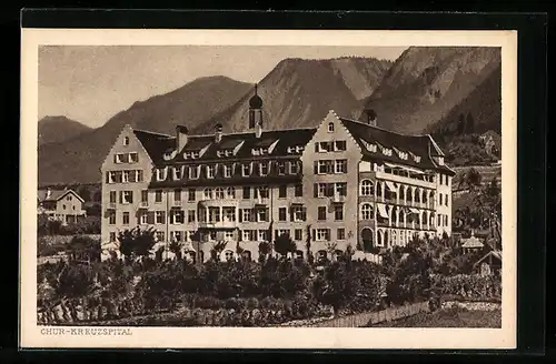 AK Chur, Kreuzspital, Fassade mit Garten und Bergen