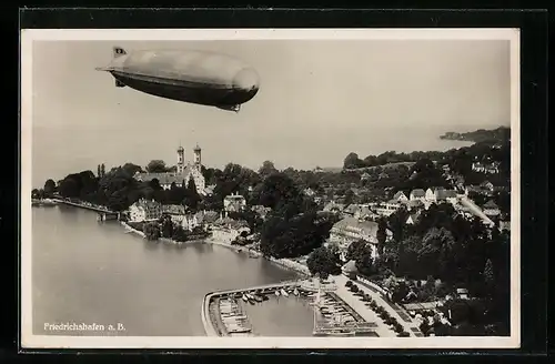 AK Friedrichshafen a. B., Zeppelin über der Stadt