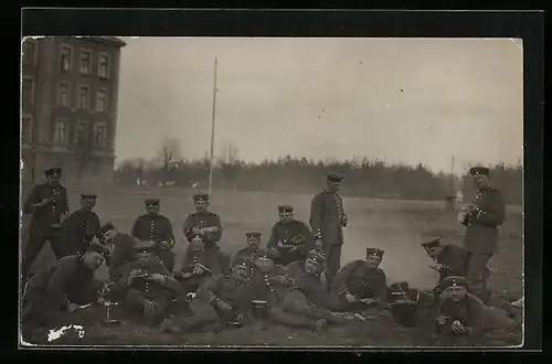Foto-AK Lager Lechfeld, Soldaten mit Krätzchen beim Futter fassen