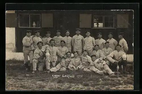 Foto-AK Lager Lechfeld, Soldaten mit Krügen