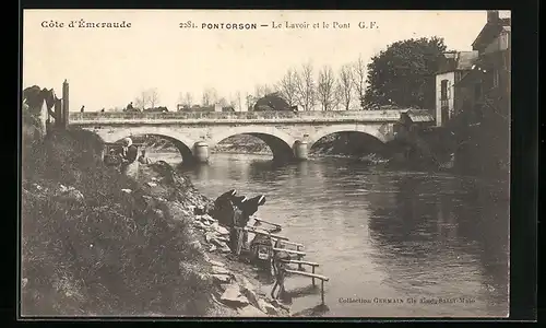 AK Pontorson, Le Lavoir et le Pont, Waschfrau